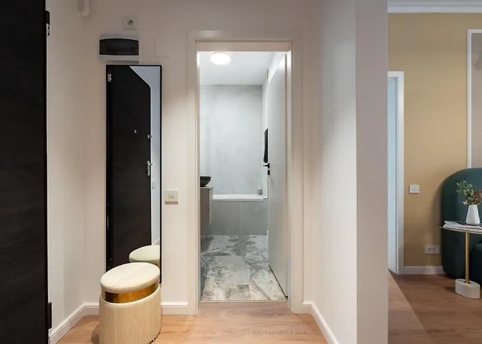 Plaza 5 Apartment *